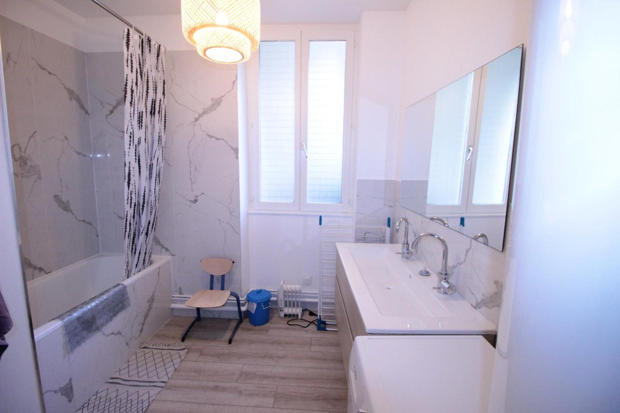 Logement Neuf "Meuse" - Hyper Centre - Parking Proche - Proche Gare - 4 Chambres - Terrasse Couverte - Wifi ! Gere Par Prestazen'Services Verdun-sur-Meuse Kültér fotó