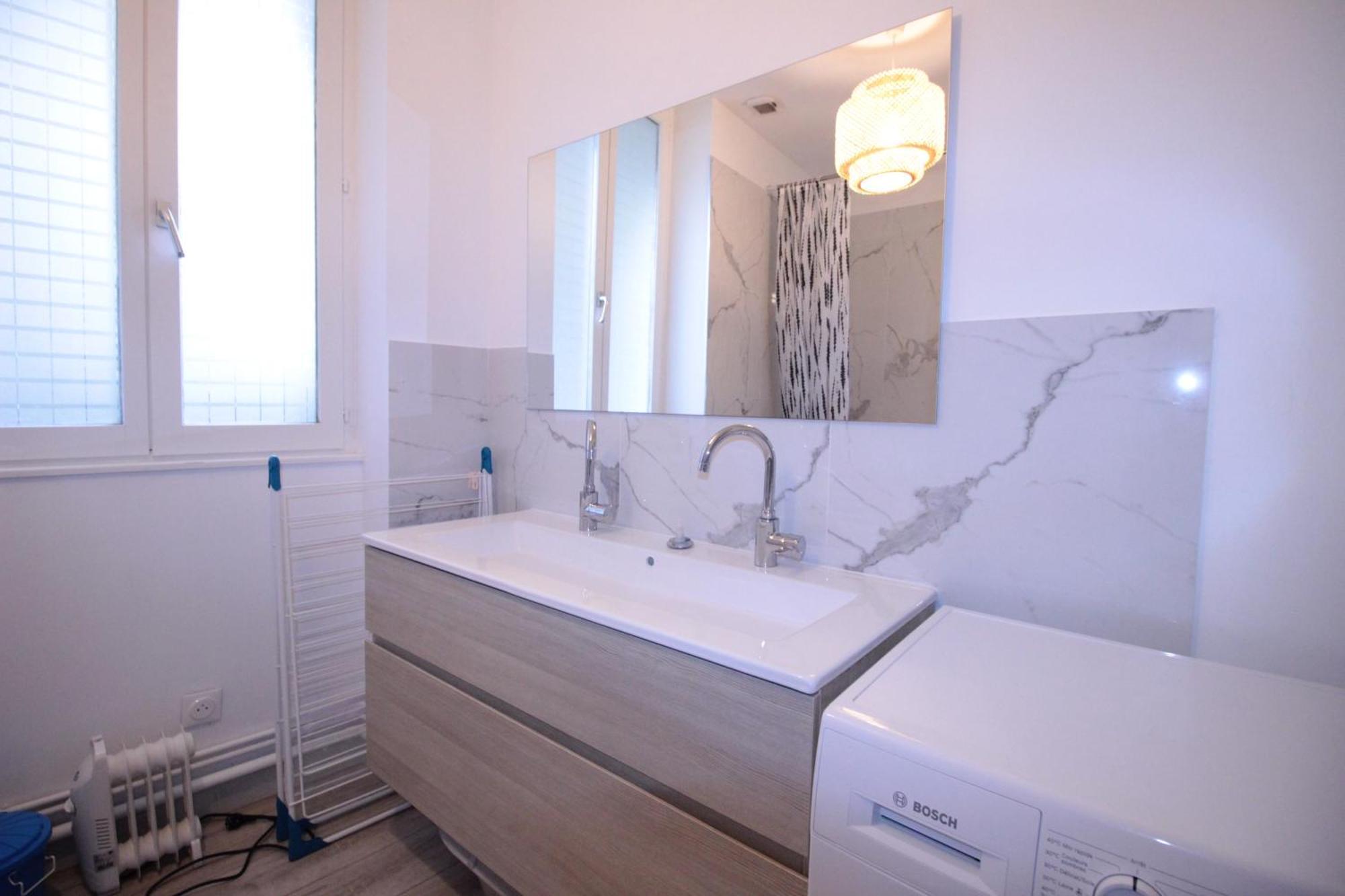 Logement Neuf "Meuse" - Hyper Centre - Parking Proche - Proche Gare - 4 Chambres - Terrasse Couverte - Wifi ! Gere Par Prestazen'Services Verdun-sur-Meuse Kültér fotó